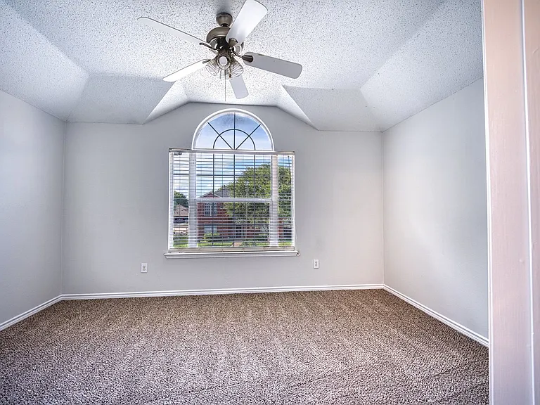 1532 Tanglewood Dr — Photo 4