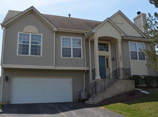 1586 Shire Ct, Gurnee, IL 60031