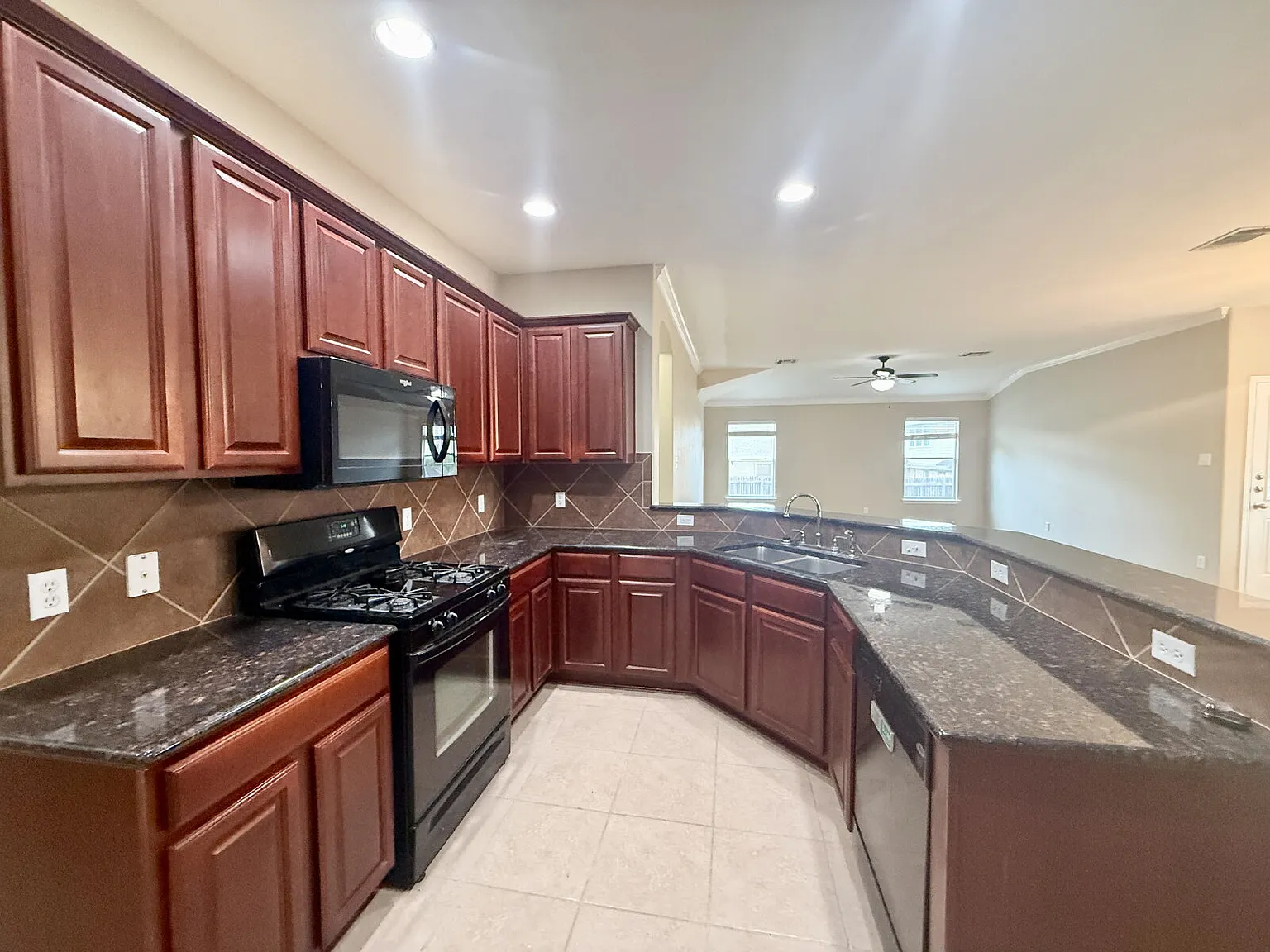 3 bed, 2.0 bath, 1650 sqft, $2,175 — Photo 4