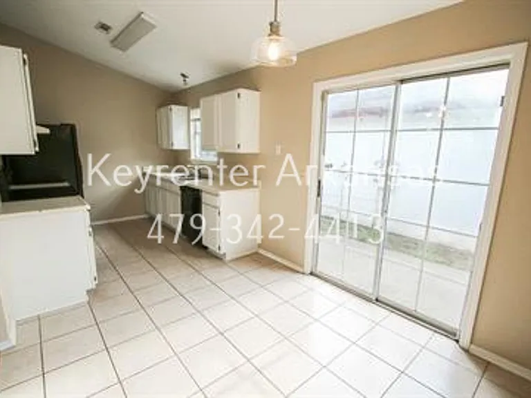 736 W Poplar St — Photo 4