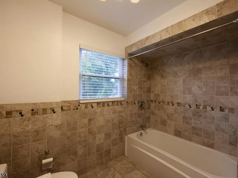 4 Oakcroft Ave — Photo 10