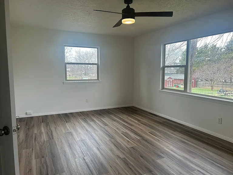 107 W Maple St — Photo 8