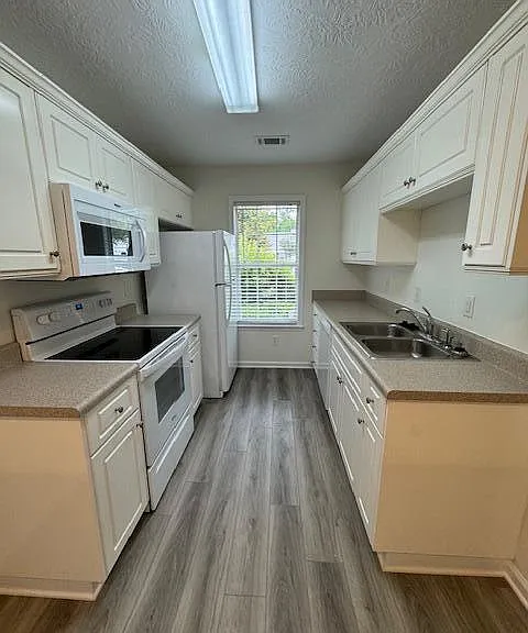133 Hillsborough Ln — Photo 6