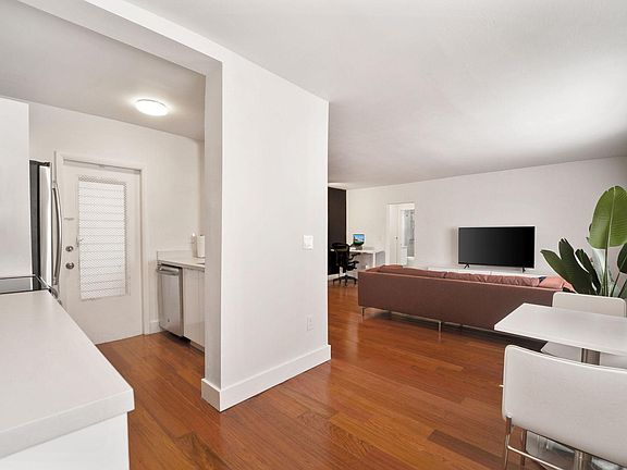 5th image of 220 Meridian Ave APT 6