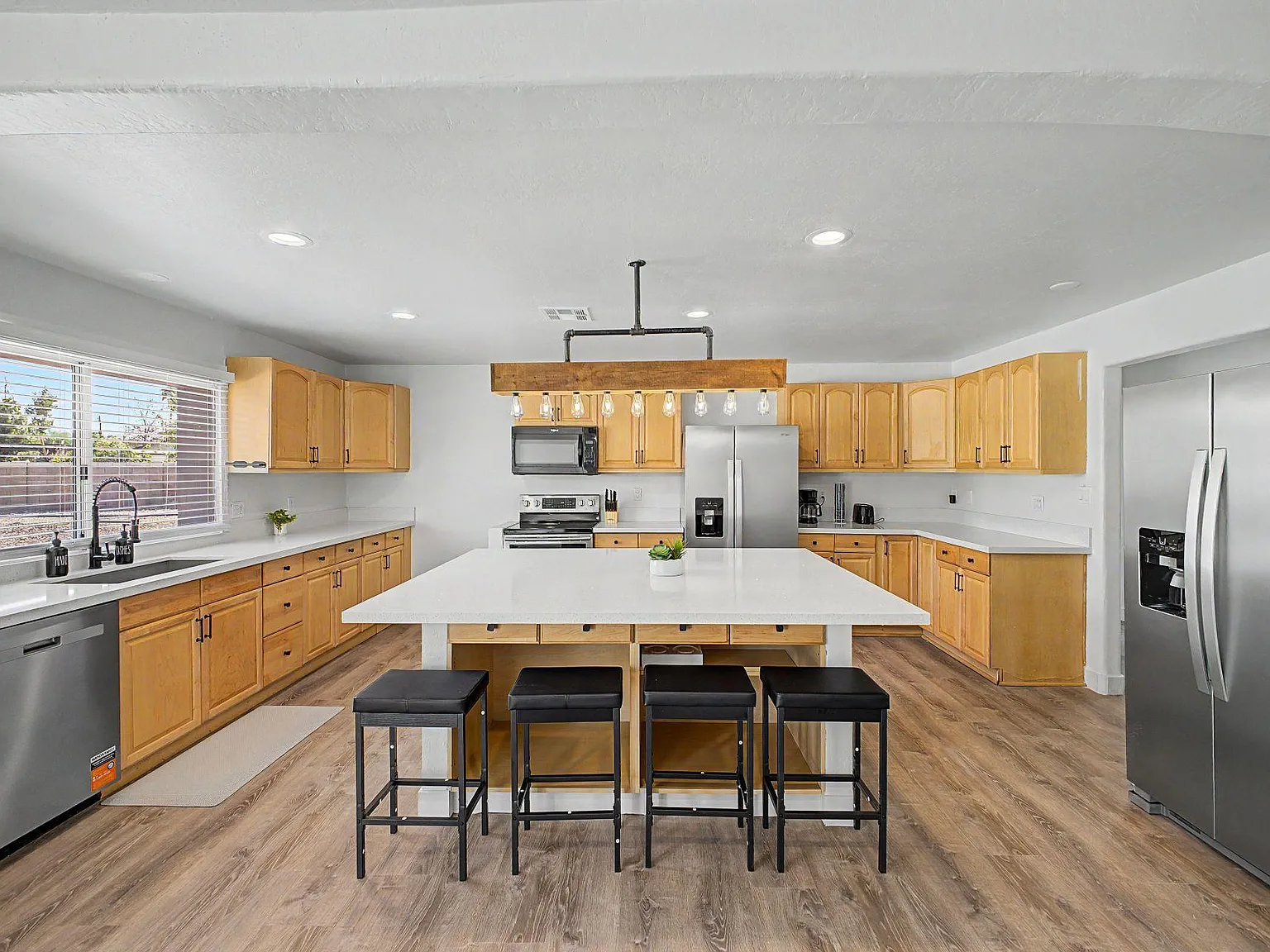 4 bed, 4.0 bath, 2600 sqft, $927 — Photo 4