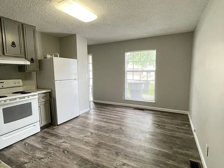 2105 Brady Ln — Photo 2