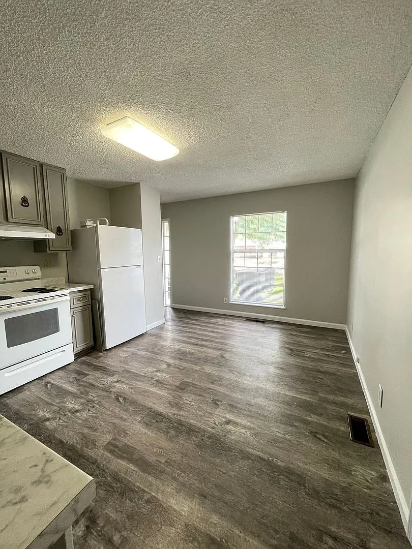 Building Photo - 2105 Brady Ln