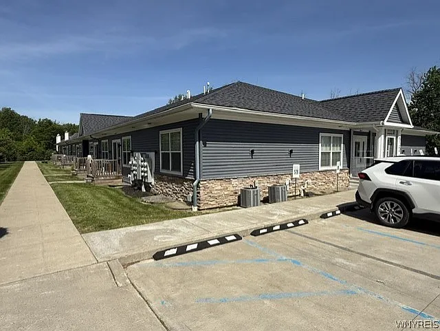1 bed, 1.0 bath, 21712 sqft, $1,575 — Photo 3
