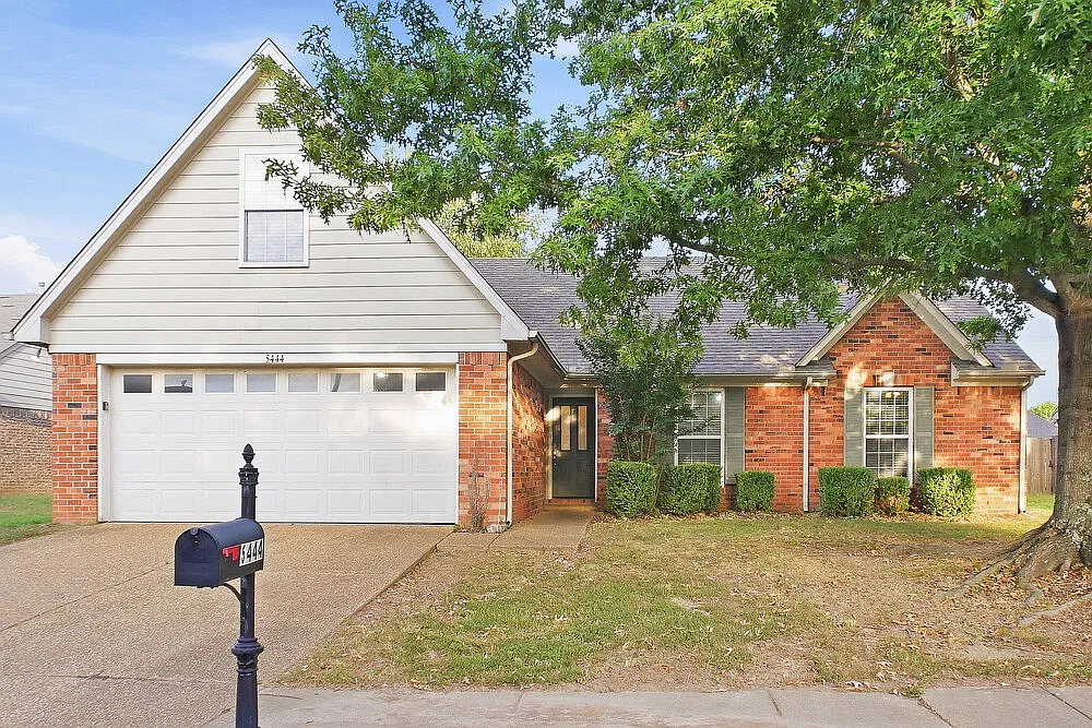 3 bed, 2.0 bath, 1800 sqft, $1,960 — Photo 1
