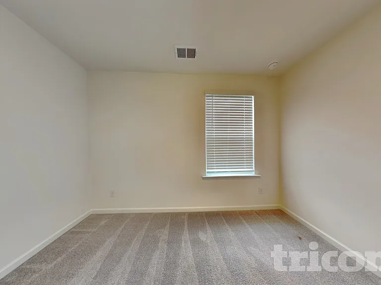 1940 Logan Ln — Photo 9