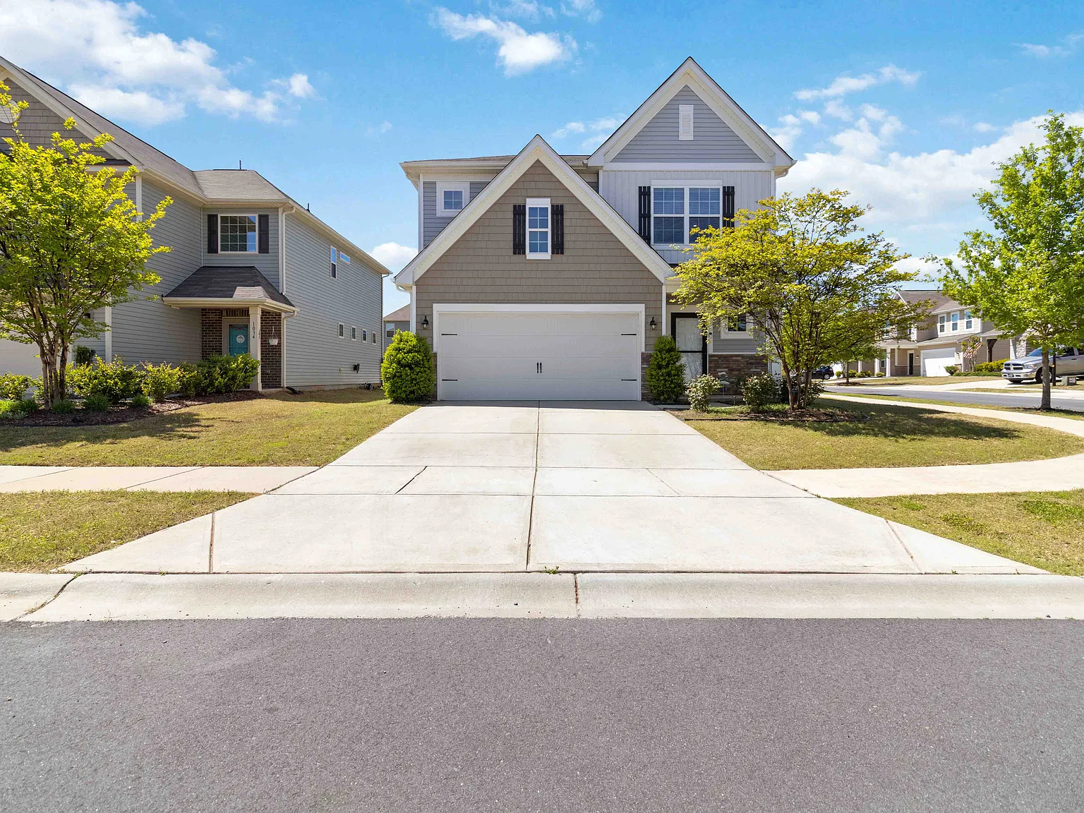 4 bed, 2293 sqft, $2,595 — Photo 2