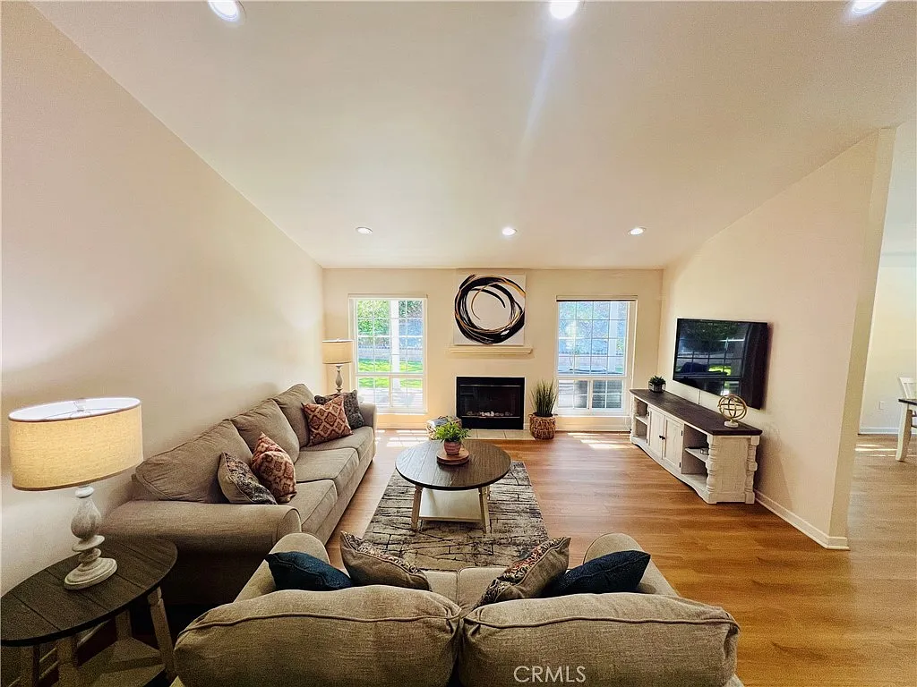 4 bed, 1956 sqft, $6,295 — Photo 4