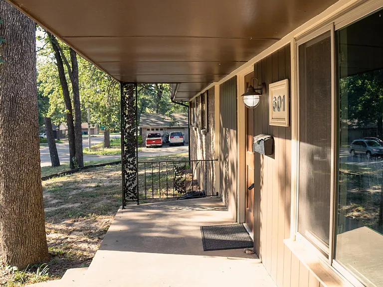 601 Skylark Dr — Photo 3