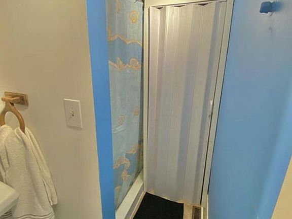 4th image of 33 N Pleasant St