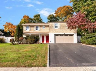 4 Spruce Ln, Syosset, NY 11791