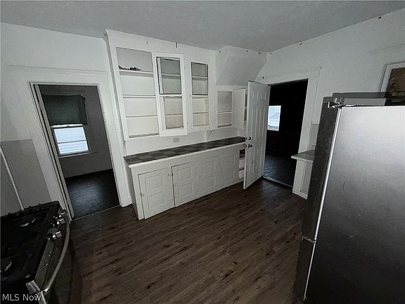 5th image of 3185 W 58th St