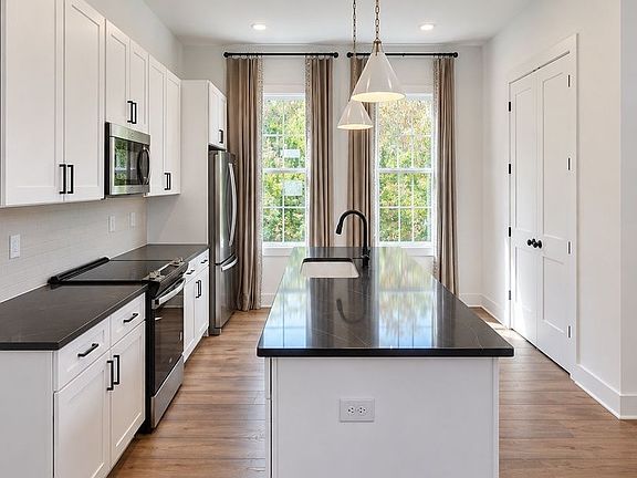 4th image of 684 Belletrace Cir
