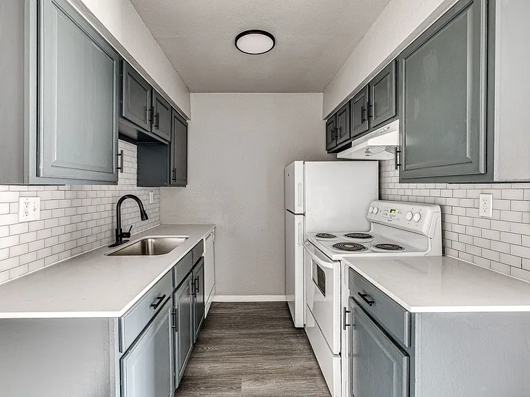 Alexis Park Apartments — Photo 7