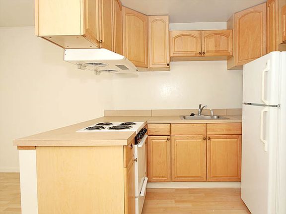 4th image of 380 Madeline Ct