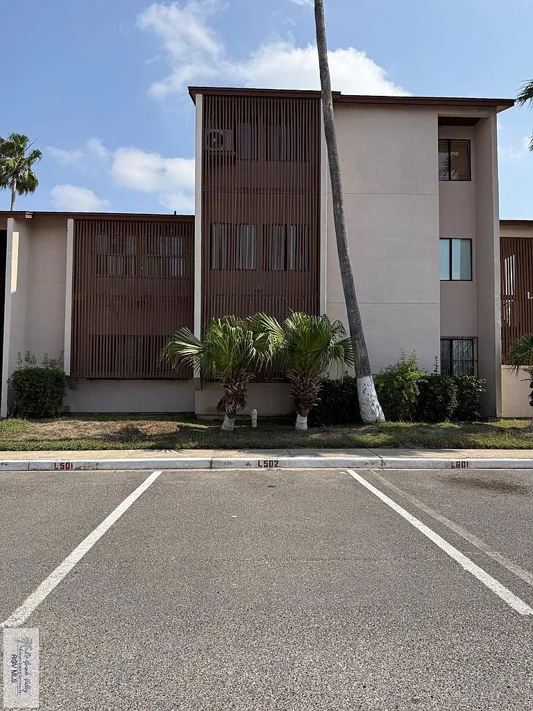 1 bed, 1.0 bath, 753 sqft, $1,300 — Photo 1