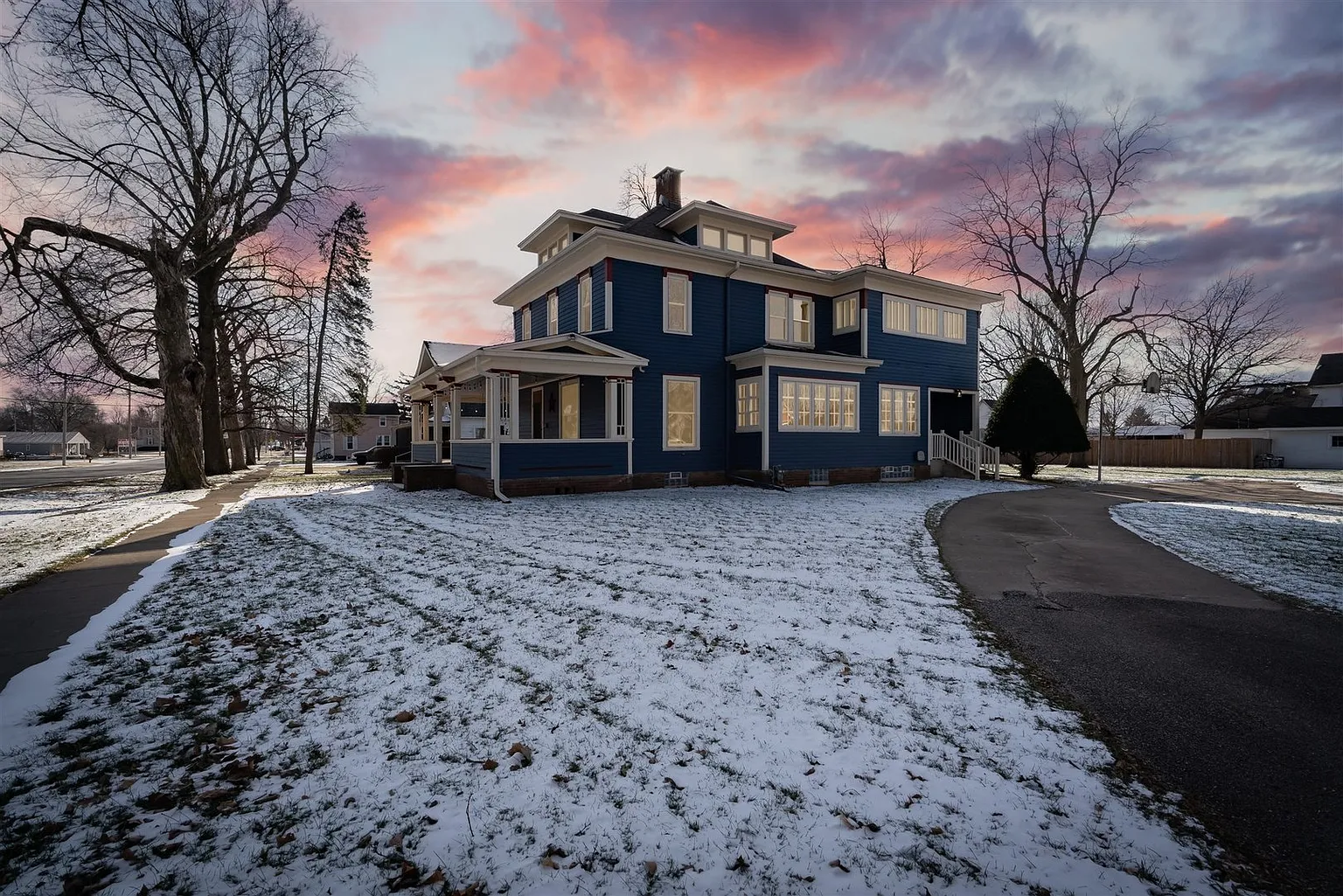 211 N Minier Ave photo 1