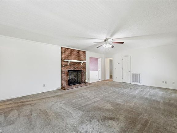3rd image of 423 Wildwood Ln