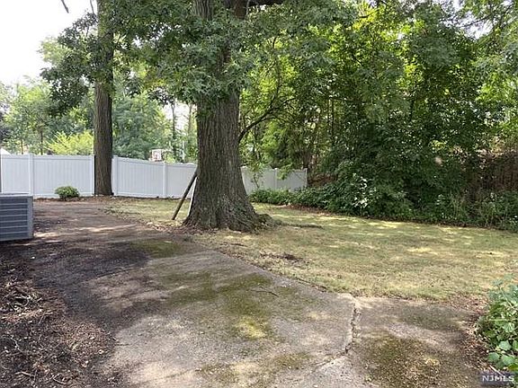 4th image of 6-22 Mansfield Dr