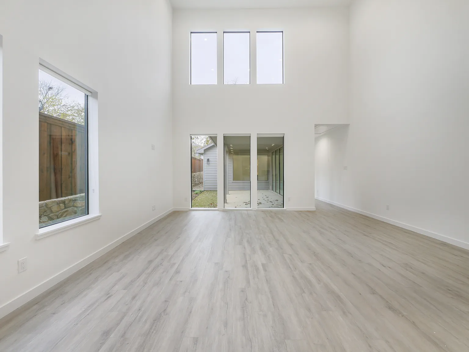 Stunning 3 Bedroom Duplex — Photo 4