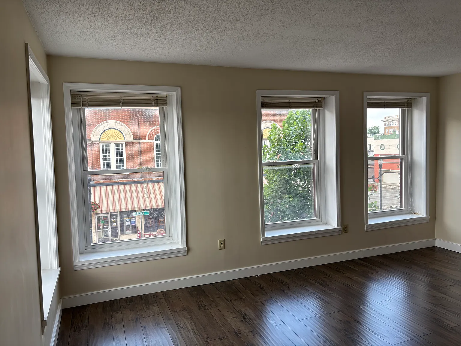 1 bed, 1.5 bath, 900 sqft, $900 — Photo 2