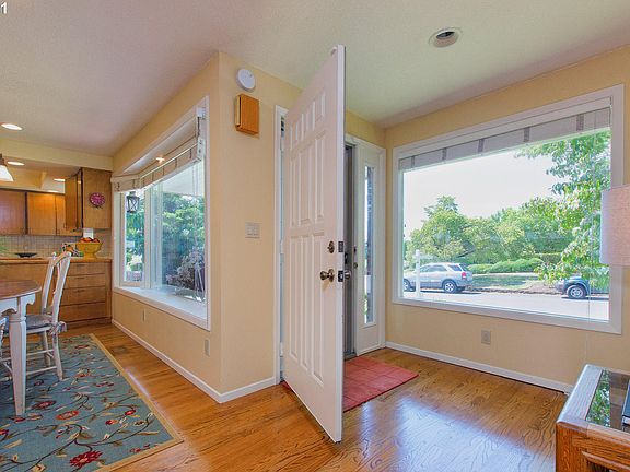 3rd image of 805 SE Louise Ave