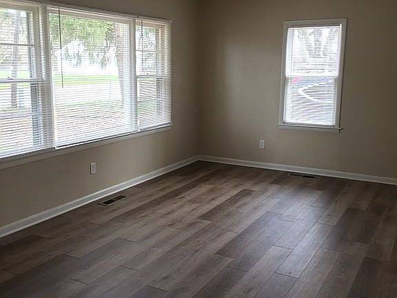 5th image of 2908 Emerald Dr