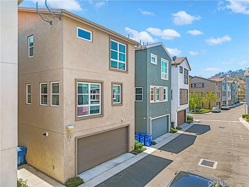 4 bed, 2030 sqft, $4,900 — Photo 3