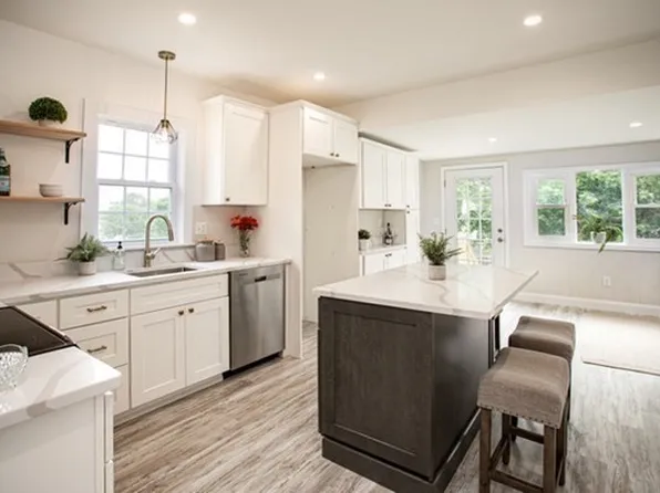 185 4th St, Somerset, MA 02726