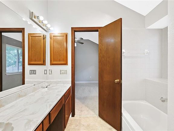 4th image of 601 Thornhill Ln
