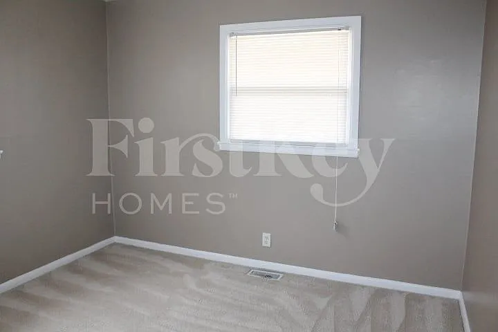 2052 Newhaven Dr — Photo 7
