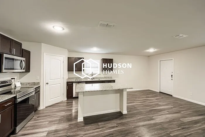 821 Harbor Point Rd — Photo 6
