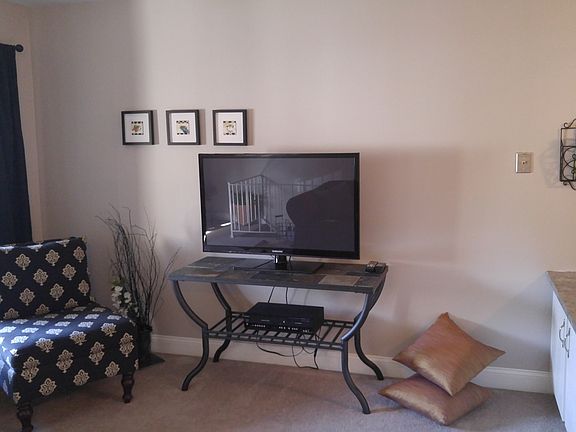 5th image of 331 Barrington Square Est APT F