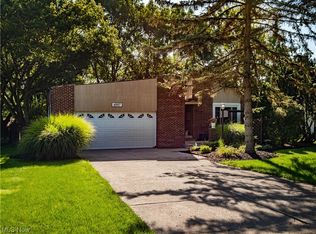 6997 Chadbourne Dr, North Olmsted, OH