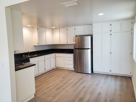 5th image of 2320 Montrose Ave APT 5