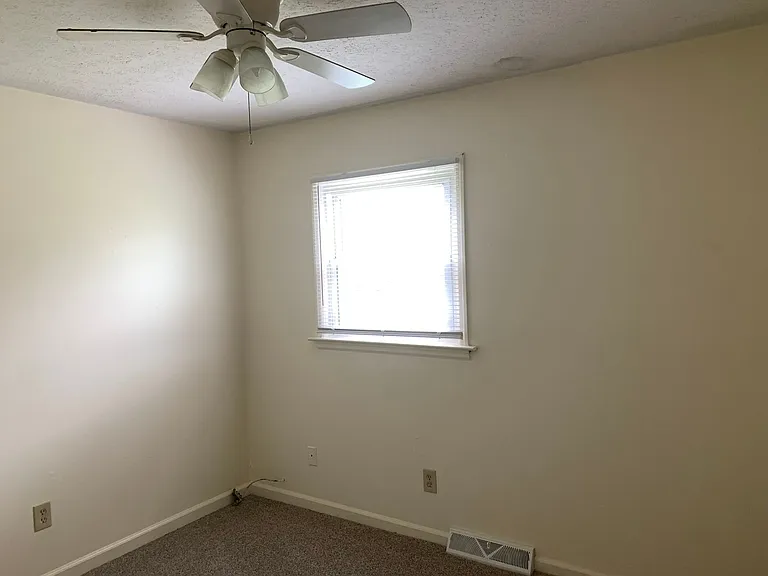 127 Holmes Cir — Photo 9