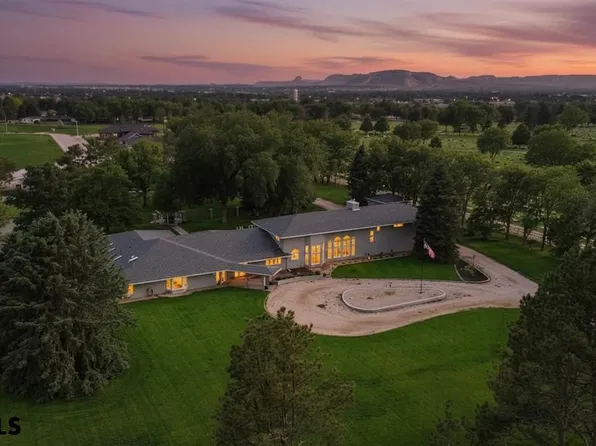 908 E 42nd St, Scottsbluff, NE 69361