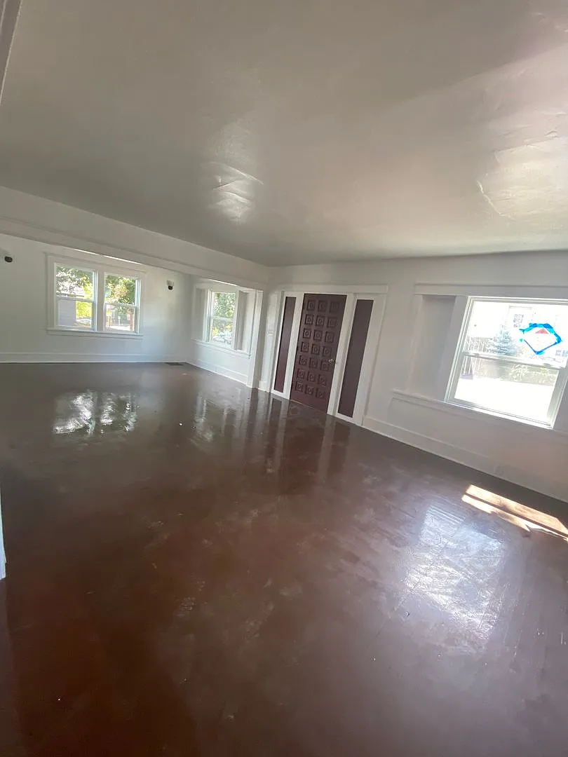 5 Bedroom 1.5 Bath House — Photo 3
