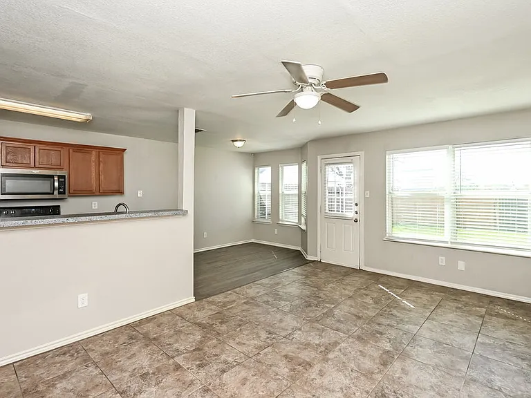 1424 Pine Ln — Photo 5
