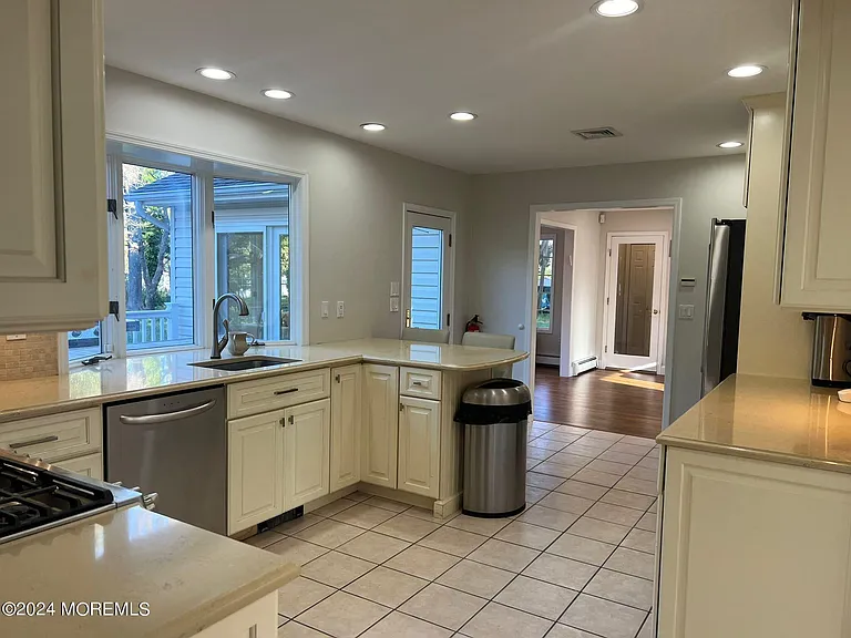 1578 N Bay Ave — Photo 12