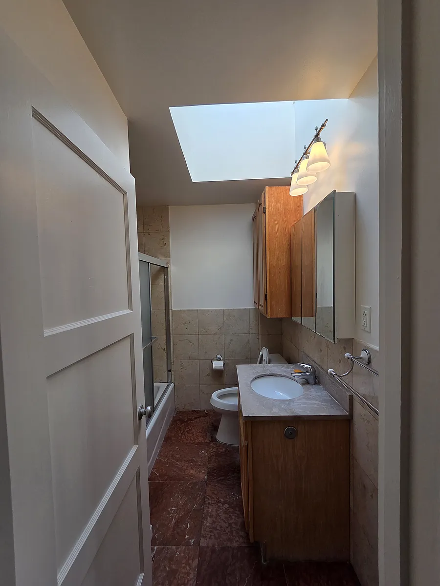 Building Photo - 3623 Kirkham St #3