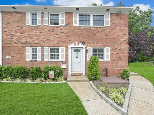 352 Village Drive #-, Hauppauge, NY 11788