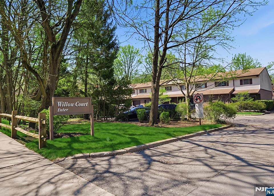 1st image of 170 Knickerbocker Rd