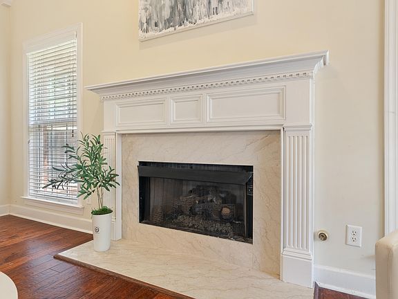 4th image of 845 Castlemaine Dr