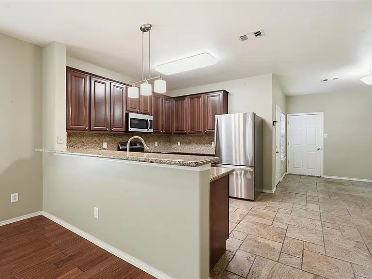 2031 Kemah Village Dr — Photo 5