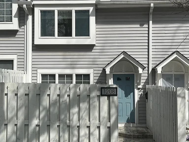 1208 Corbett St — Photo 2